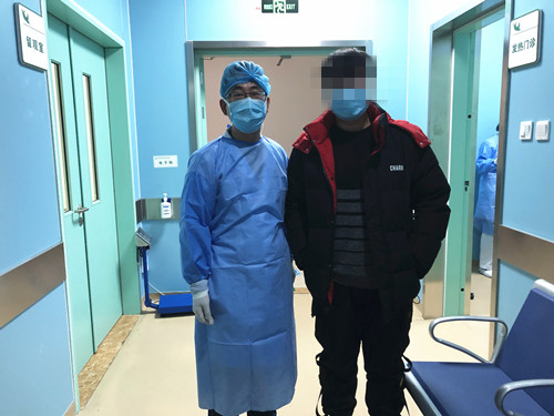 1580087528935029206.jpg 小栾解除隔离后,与医生合影留念.jpg